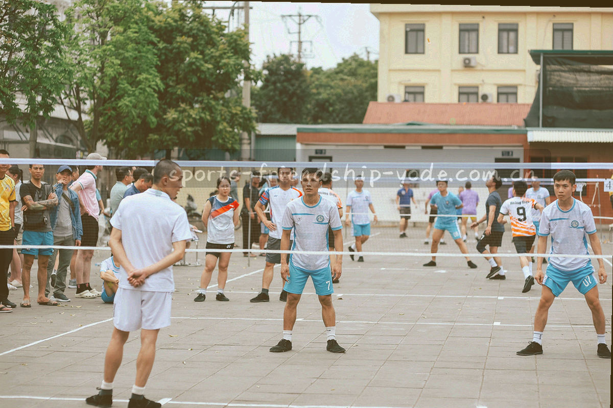青训梯队训练的广角远景，球员以背影或剪影出现，画面不出现可辨认面孔